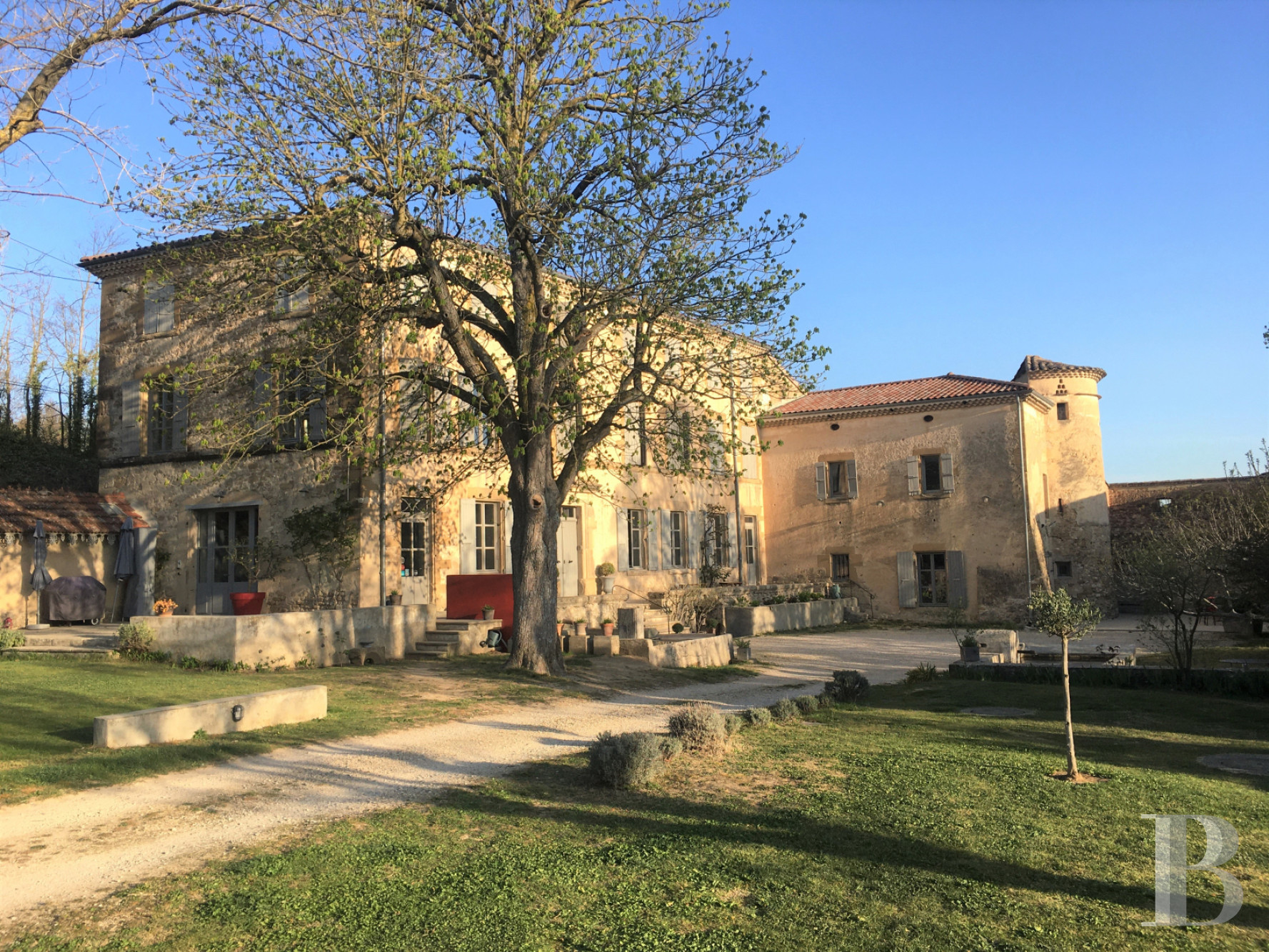 A large house living up to its name in the Provencal Drôme region between Crest and Valence - photo  n°1